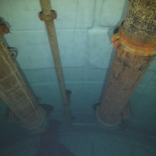 Sprinklertank-Inspektion: Stahltank, 15 Jahre – Folieninliner Stahlstuetzen Stark Korrodiert Bodensicht